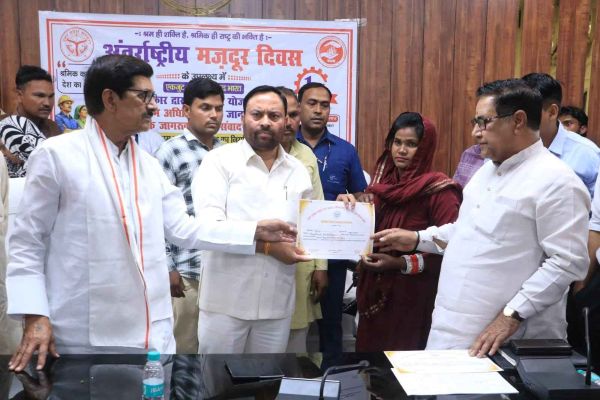 मुजफ्फरनगर: अंतरराष्ट्रीय मजदूर दिवस पर विकास भवन में श्रमिकों का सम्मान, सीएम योगी का वर्चुअल संबोधन और योजनाओं के प्रमाण पत्र बांटे गए