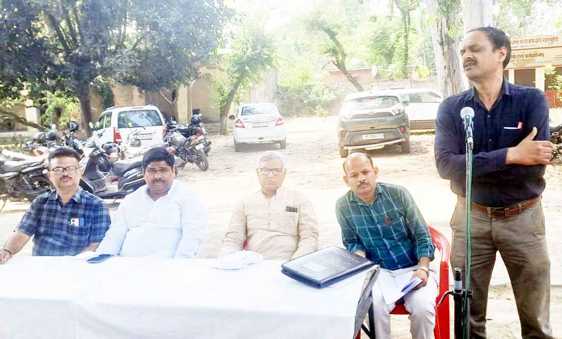 मुज़फ्फरनगर शिक्षक विरोध: लंबित मांगों को लेकर जिला विद्यालय निरीक्षक कार्यालय पर माध्यमिक शिक्षक संघ का विशाल धरना, पुरानी पेंशन और वेतनमान के मुद्दों पर नाराजगी।