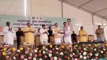 देहरादून: पशुपालकों, दुग्ध उत्पादकों के साथ संवाद कार्यक्रम का आयोजन, मुख्यमंत्री पुष्कर सिंह धामी पहुंचे – Cm धामी ने पशुधन किसानों और दुग्ध उत्पादकों के साथ की बातचीत देहरादून उत्तराखंड न्यूज़ इन हिंदी