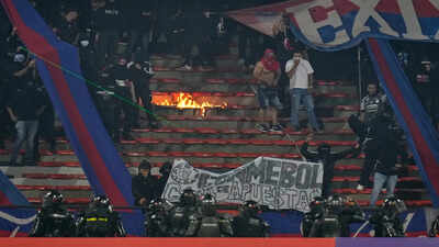 South America’s Champions League match stopped in less than two minutes after fans started burning parts of the stadium. international sports news
