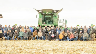 The farmer’s sudden death left 1,400 acres of land unharvested, then 75 neighbors came and harvested everything for his family. world News