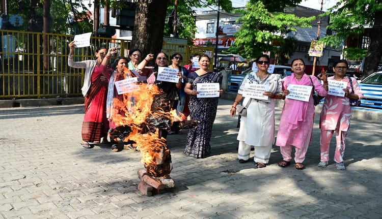 महिला कांग्रेस सदस्यों ने चंपावत की घटना का विरोध करते हुए सरकार का पुतला फूंका – महिला कांग्रेस सदस्यों ने चंपावत की घटना का विरोध करते हुए सरकार का पुतला फूंका