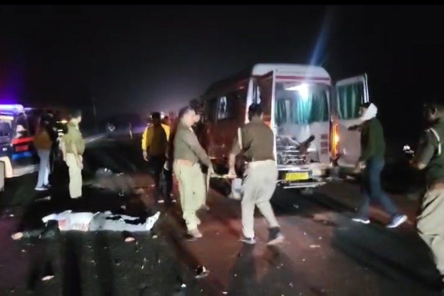 फ़तेहपुर में भीषण सड़क हादसा, डंपर की टक्कर से दो युवकों की मौत, एक गंभीर