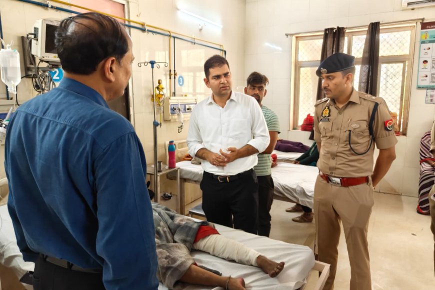 कौशांबी हादसा: मिट्टी का टीला ढहने से 3 की मौत, डीएम-एसपी ने अस्पताल पहुंचकर लिया घायलों का हाल