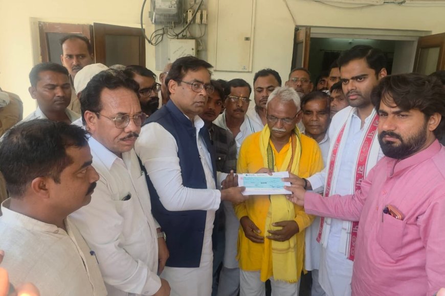 प्रतापगढ़ घटना पर गरमाई सियासत: पीड़ित परिवार से मिलने जा रहे सपा नेताओं को पुलिस ने रास्ते में रोका, डाक बंगले में हुई बैठक
