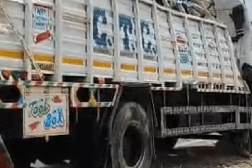 गंगा एक्सप्रेस-वे पर बड़ा हादसा: टमाटर से भरा ट्रक पलटा, तीन घायल; ग्रामीणों ने सड़क पर बिखरी फसलें लूट लीं