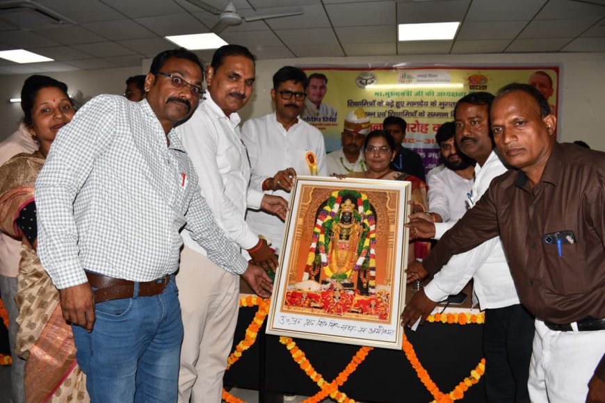 अयोध्या में शिक्षामित्र सम्मान समारोह,मानदेय वृद्धि के चेक बांटे गए और सम्मानित किया गया।