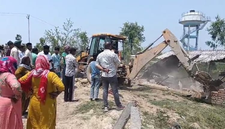 ब्रिटेन: श्मशान भूमि की जमीन पर बना अवैध पोल्ट्री फार्म ध्वस्त, विभाग ने कब्जाधारी को भेजे दो नोटिस