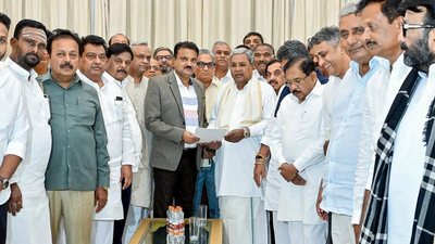 Thaawarchand Gehlot: Karnataka Governor Thaawarchand Gehlot accepted Siddaramaiah’s resignation from the post of CM, cabinet dissolved. india news