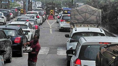 देहरादून: लच्छीवाला टोल प्लाजा पर वीकेंड पर उमड़ी भीड़, लंबा जाम, यात्री परेशान