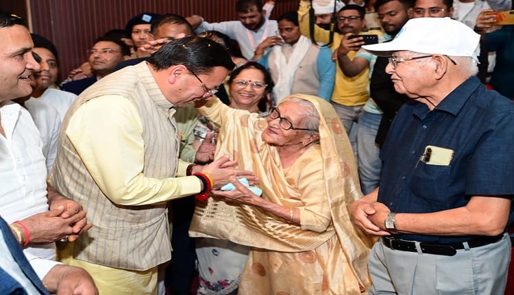 हल्द्वानी: वरिष्ठ नागरिक सम्मान एवं खेल समारोह का समापन, सीएम धामी ने कहा-कोटाबाग में वृद्धाश्रम बनाया जाएगा-हल्द्वानी में वरिष्ठ नागरिक सम्मान एवं खेल समारोह का समापन