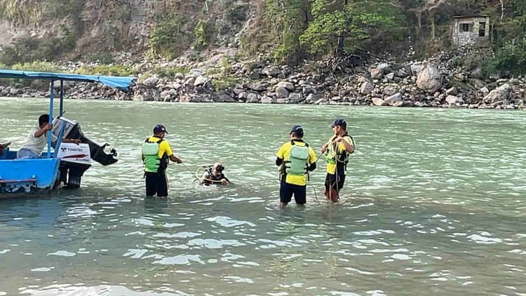 ऋषिकेष: गंगा नदी में नहाते समय बह गया युवक, कथा सुनने आश्रम आया था ऋषीकेश समाचार
