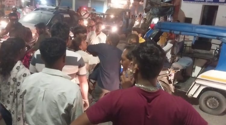 ऋषिकेश: चंद्रभागा पुल के पास पुलिस चेकपोस्ट के ठीक सामने युवकों के दो समूहों के बीच विवाद हो गया