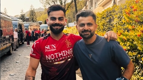 Virat Kohli meets former U19 teammate Taruwar Kohli and daughter ahead of IPL 2026 final