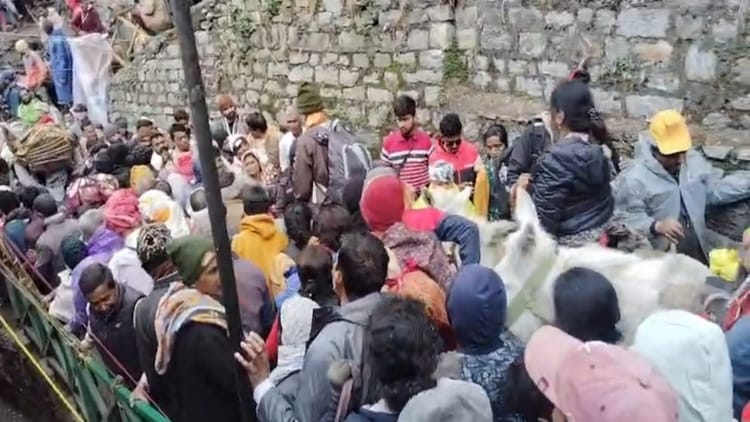 यमुनोत्री धाम: यात्रा मार्ग पर उमड़ा जनसैलाब, घोड़ा स्टैंड के पास करीब डेढ़ घंटे तक लगा रहा जाम