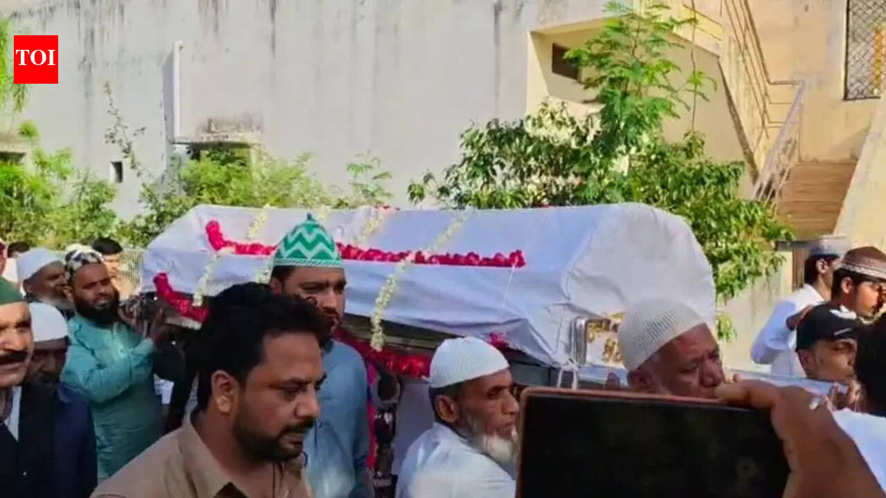 Tailor from Ujjain, who was killed in Kuwait, reached home in a coffin, cremated after a tearful procession. bhopal news