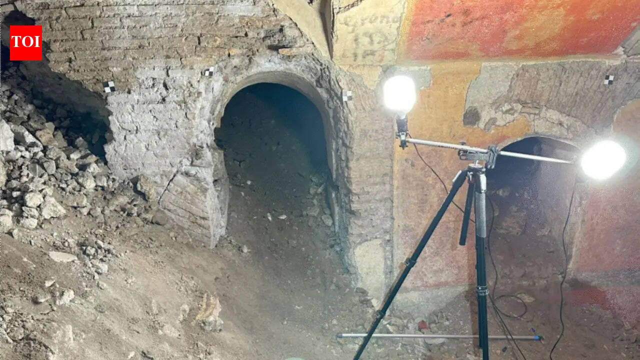 Students discover 1,800-year-old Roman mansion hidden beneath their school gym in Rome world News