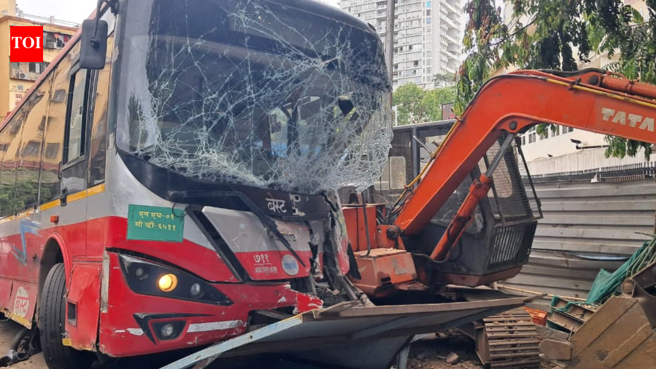 4 injured as BEST bus loses control in Mumbai; Traffic jam reported. mumbai news